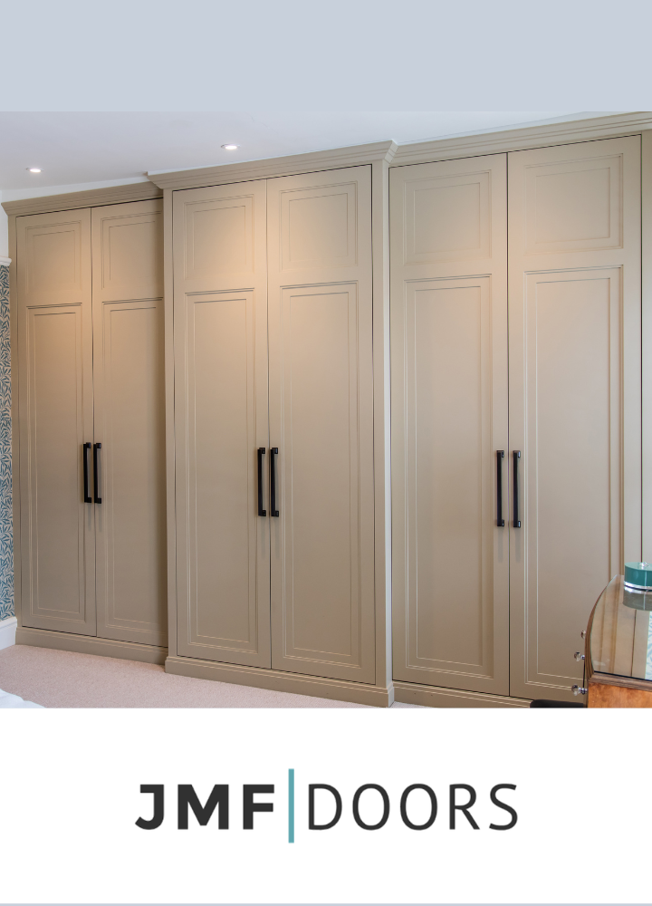 Floor-to-ceiling fitted wardrobe with made-to-measure Plain Shaker doors
