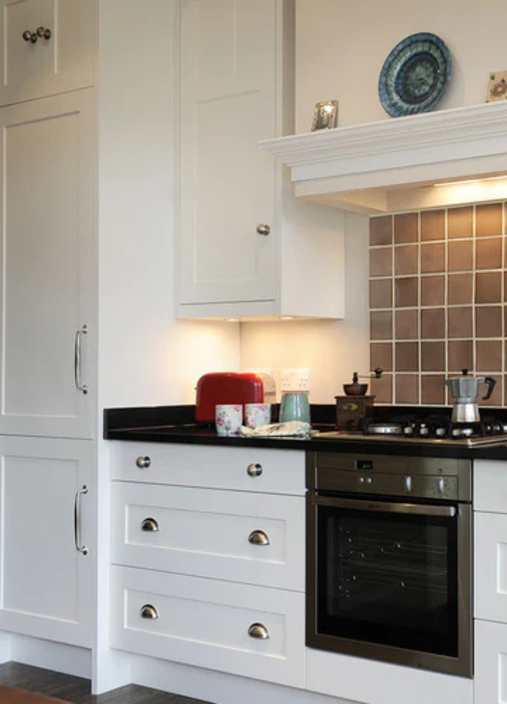 Light grey customer kitchen fitted with Plain Shaker doors and cup handles