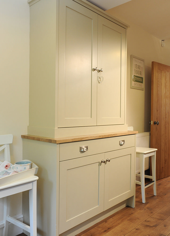 Blue-green contemporary kitchen fitted with smooth Flat cabinet doors
